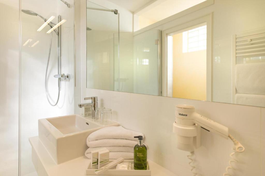 Dermuth Hotels - Hotel Dermuth Poertschach Portschach am Woerthersee Room photo