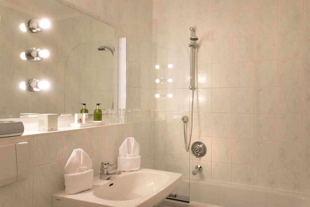 Dermuth Hotels - Hotel Dermuth Poertschach Portschach am Woerthersee Room photo