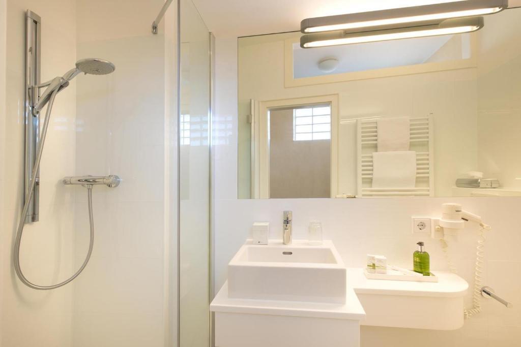 Dermuth Hotels - Hotel Dermuth Poertschach Portschach am Woerthersee Room photo